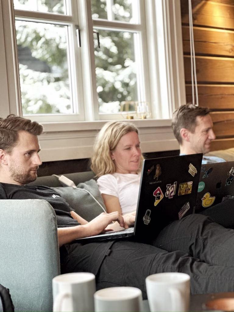 Kodende 321-ere i sofaen på hyttetur